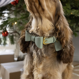Photo détail collier pour chien en cuir avec nœud papillon pour noël